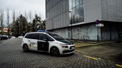 Un coche de la Guardia Civil entrando a los juzgados de la ciudad de Ourense