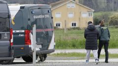 Una agente de la Guardia Civil, escoltando al investigado