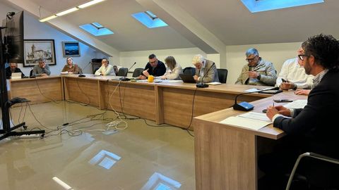 Alcaldes y representantes de los grupos políticos asistieron a la reunión celebrada en la casa consistorial de Brión.