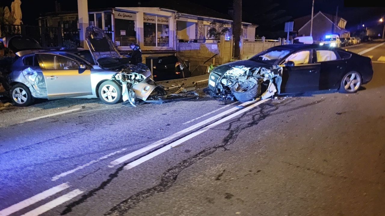 Sale ileso tras empotrase ebrio contra dos vehículos estacionados en Sanxenxo