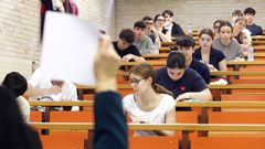 Alumnos justo antes del primer examen de selectividad en Vigo