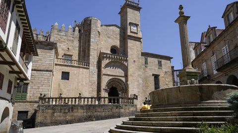Catedral Ourense. Fachada sur, con entrada por la Praza do Trigo.