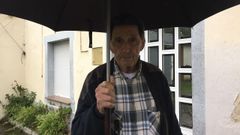 Baltasar de Pedreira, ante su casa de Cordido