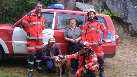 Los due�os con el perro y algunos de los miembros del equipo de rescate