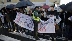 Numerosas personas se concentraron en O Temple, en Cambre, ante el paso de peatones situado frente a la Casa das Palmeiras