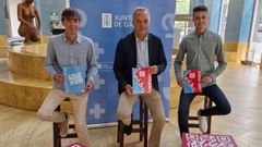 Los promotores de Galicia Ilusiona, Pedro Bugar�n y Dani Polo, con el delegado de la Xunta, Agust�n Reguera