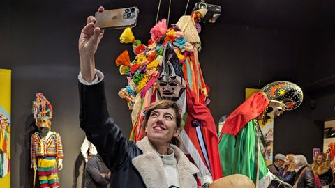 Marta Lois sac�ndose una autofoto en el Museo Galego do Entroido