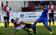Toni, que volvi� a ser titular, lucha por un bal�n en el medio del campo. 
