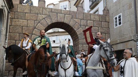 Jinetes a caballo pregonan la Feira Franca en Pontevedra
