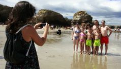 Foto de Noelia Mart�nez y familia en la emblem�tica playa. 
