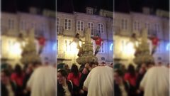 La imagen de San Vicente, compa�era de baile de dos j�venes en San Froil�n