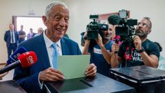 El presidente de la Repblica de Portugal, Marcelo Rebelo de Sousa, vota en su colegio electoral, en Celorico de Basto