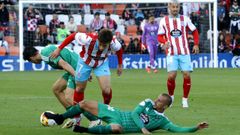 Jorge Goz�lez sufre la presi�n de dos rivales en el derbi entre Lugo y Racing en el �ngel Carro