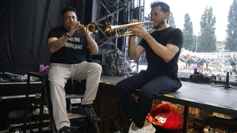 Jhonny, a la derecha, y Jos� Antonio, a la izquierda, preparan sus trompetas.