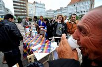 Uno de los repartos de desayunos que Lazos hizo en verano en la plaza de Armas.