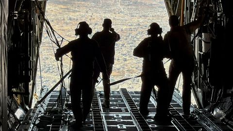 Militares jordanos lanzan ayuda humanitaria desde una aeronave.