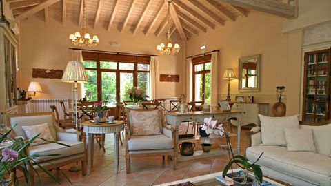 Sal�n del hotel El Arpa de Hierba