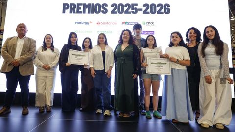 PREMIOS PRENSA-ESCUELA 2025/26. No concurso de mellores Cadernos de Campo, os premios foron entregados por Jos� Antonio Santiso Miramontes, presidente da Rerserva da Biosfera Mari�as Coru�esas e Terras do Mandeo (o premio � precisamente unha visita e obradoiro neste recinto). Na foto posa con Ic�a Cribeiro, Laila Ennesyry, Sheila Mella, Leiseth Gonz�lez, a profesora Mar�a Jimeno e Joel V�zquez, todos ga�adores da categor�a FP/bacharelato, e son do ciclo superior de gu�as tur�sticos do IES Rosal�a de Castro (Santiago). Na imaxen est�n tam�n as alumnas do colexio Mart�n C�dax, de Vigo, (Oliva Nogueira, Celeste Micaela Bergara e Daniela Castro) xunto coa s�a profesora (segunda pola dereita) Lourdes Pereira, como representantes do colexio ga�ador na categor�a de ESO