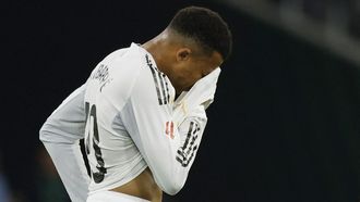 Mbapp&eacute;, que fue relevado por problemas f&iacute;sicos, se lamenta durante el partido.