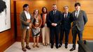 De izquierda a derecha, el catedr�tico de bioqu�mica Carlos L�pez Ot�n; la presidenta del Consejo Superior de Investigaciones Cient�ficas (CSIC), Rosa Men�ndez; la hija de la cient�fica Margarita Salas, Luc�a Vi�uela; el presidente del Principado, Adri�n Barb�n; el investigador del CSIC Luis Blanco, y el consejero de Ciencia, Innovaci�n y Universidad, Borja S�nchez.