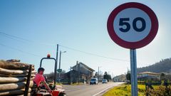 Tr�fico en la DP-1105, a su paso por Moimenta, donde el l�mite est� fijado en 50 kil�metros por hora