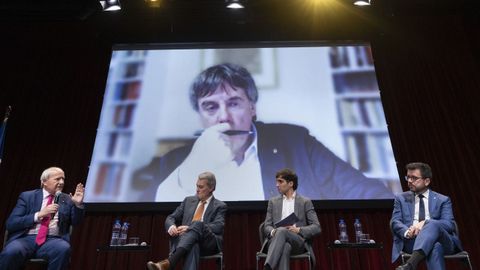 Los expresidentes de la Generalitat Carles Puigdemont (en la pantalla), Artur Mas, Pere Aragons y Jos Montilla participan en un coloquio este jueves en Barcelona.