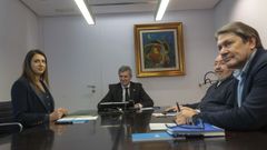 La conselleira Mar�a Jos� G�mez, Alfonso Rueda, presidente de la Xunta, y los l�deres de Uni�ns Agrarias y Asaga, Roberto Garc�a y�Francisco Bello.