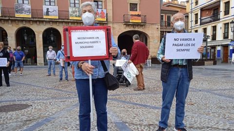 Dos de los asistentes a la concentracin