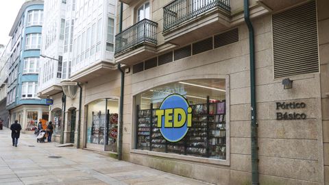 La tienda donde se encuentra Tedi está a la venta, y aún tiene el letrero de Pórtico