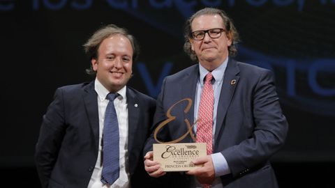 Mejor itinerario. Jos� Hermoso, director de Mundomar cruceros y representante de Princess Cruises, recibi� el premio de manos de Francisco D�az Gallego, concejal de Urbanismo, Infraestructuras y Movilidad.