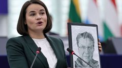 La opositora Svetlana Tikhanovskaya muestra un retrato del periodista Andrzej Poczobut en la Eurocámara.