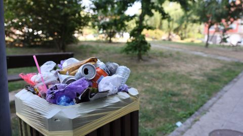 Una papelera en la zona de os Olmos, a punto de desbordar de la cantidad de basura que acumula