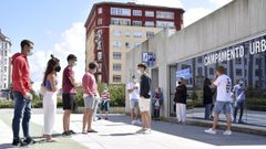 Un momento de la cola para la realizaci�n de las pruebas en la plaza de Espa�a