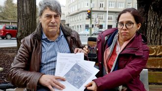 Juan Jos� Esteban Fern�ndez, con la denuncia, y su pareja, Carolain Quero, con una foto de los perros