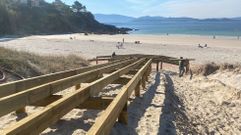 Nuevo acceso peatonal a la playa de Canelas, en Portonovo