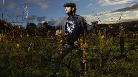 Jorge Molina na via que traballou este ano xunto outra compaeira da asociacin, Lorena Conchado.  a terreo da reitoral de Souto, en Paderne e est na desembocadura do ro Mandeo case fronte ao pazo de Marin