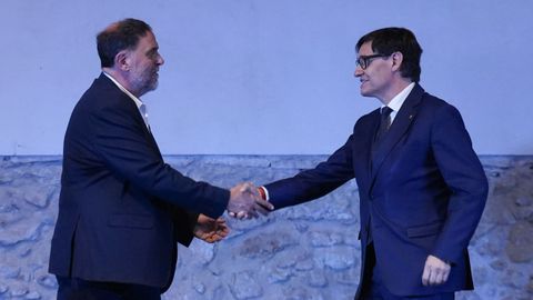 El l�der de ERC, Oriol Junqueras, y el presidente de la Generalitat de Catalu�a, Salvador Illa, este lunes en Sant Sadurn� d'Anoia (Barcelona).