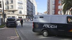 Imagen de los furgones con los detenidos en la redada del pasado fin de semana, este lunes ante los juzgados