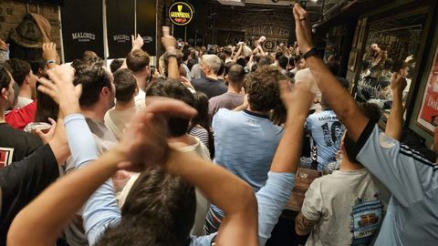 Aficionados del Celta, reunidos en la noche de este mi�rcoles en un pub de Glasgow.