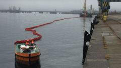 Simulacro para observar el funcionamiento de los equipos de seguridad en la terminal mar�tima de Repsol