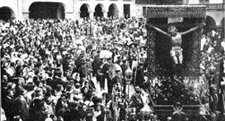 La procesi�n del Cristo de la Victoria pasando por la plaza de A Constituci�n en 1912.
