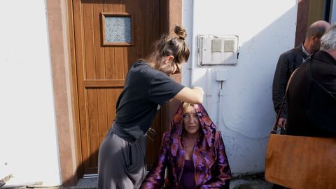 El equipo de maquillaje y peluquería retoca a Anna Azcona