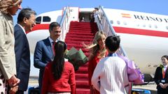 El presidente del Gobierno, Pedro S�nchez, acompa�ado de su esposa Bego�a G�mez, aterriz� este s�bado en el Aeropuerto Internacional de Pek�n,