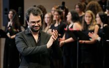 Daniel Garc�a Art�s, aplaudiendo a su coro en la actuaci�n en Mar�a Pita del domingo 23. 