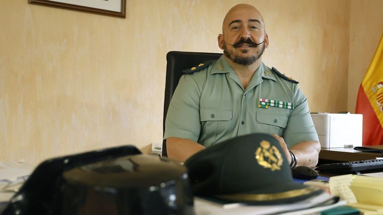 Rafael Berguillo en su despacho de la comandancia de la Guardia Civil de Ourense