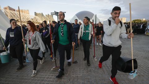 Miles de voluntarios se concentran en la Ciudad de las Artes de Valencia desde donde se coordina la ayuda