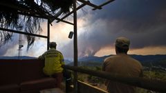 Guardas forestales en un incendio
