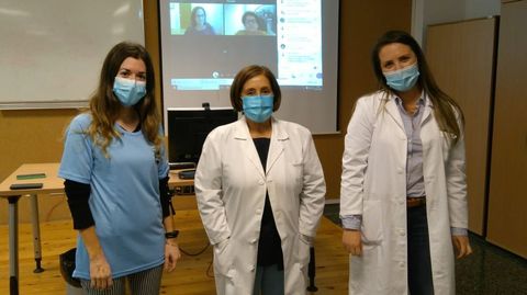 Susana Mirás (de azul) y Sandra Vidal (a la derecha), coordinadoras de los equipos premiados en las jornadas WeNurse, posan con Victoria Carral (centro), directora de Enfermería del área sanitaria.