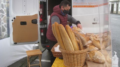 Jos Antonio Pacio, panadero de Abadn, en su puesto en el mercado de Castro de Ribeiras de Lea