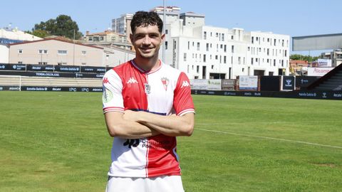 Pedro Gonz&aacute;lez, durante su presentaci&oacute;n el pasado lunes como &uacute;ltimo fichaje del Arousa hasta el momento.